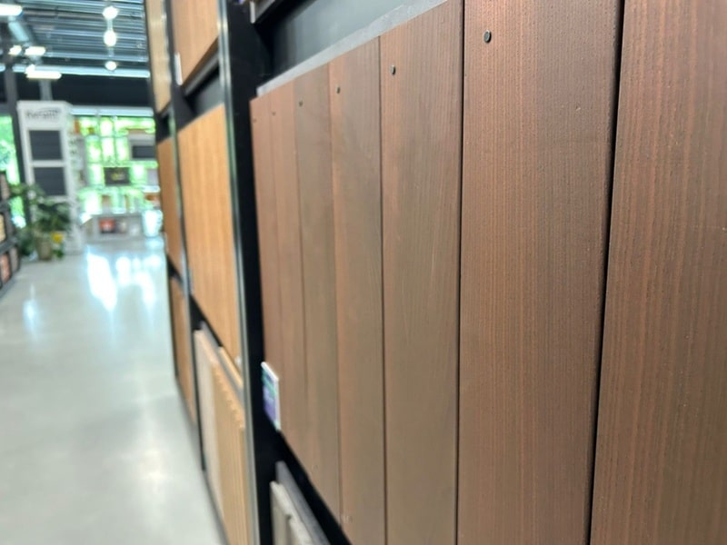 Houten gevelbekleding showroom